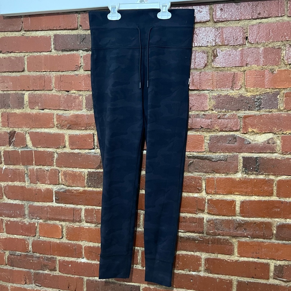 Vuori women’s black camo leggings with drawstring size M